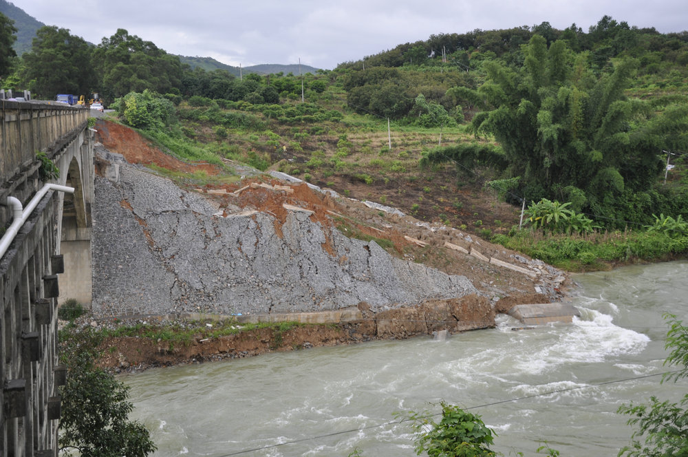 右江区永乐乡)桥台锥坡裙墙下的路堤挡土墙基础及路基边坡坡脚受到洪